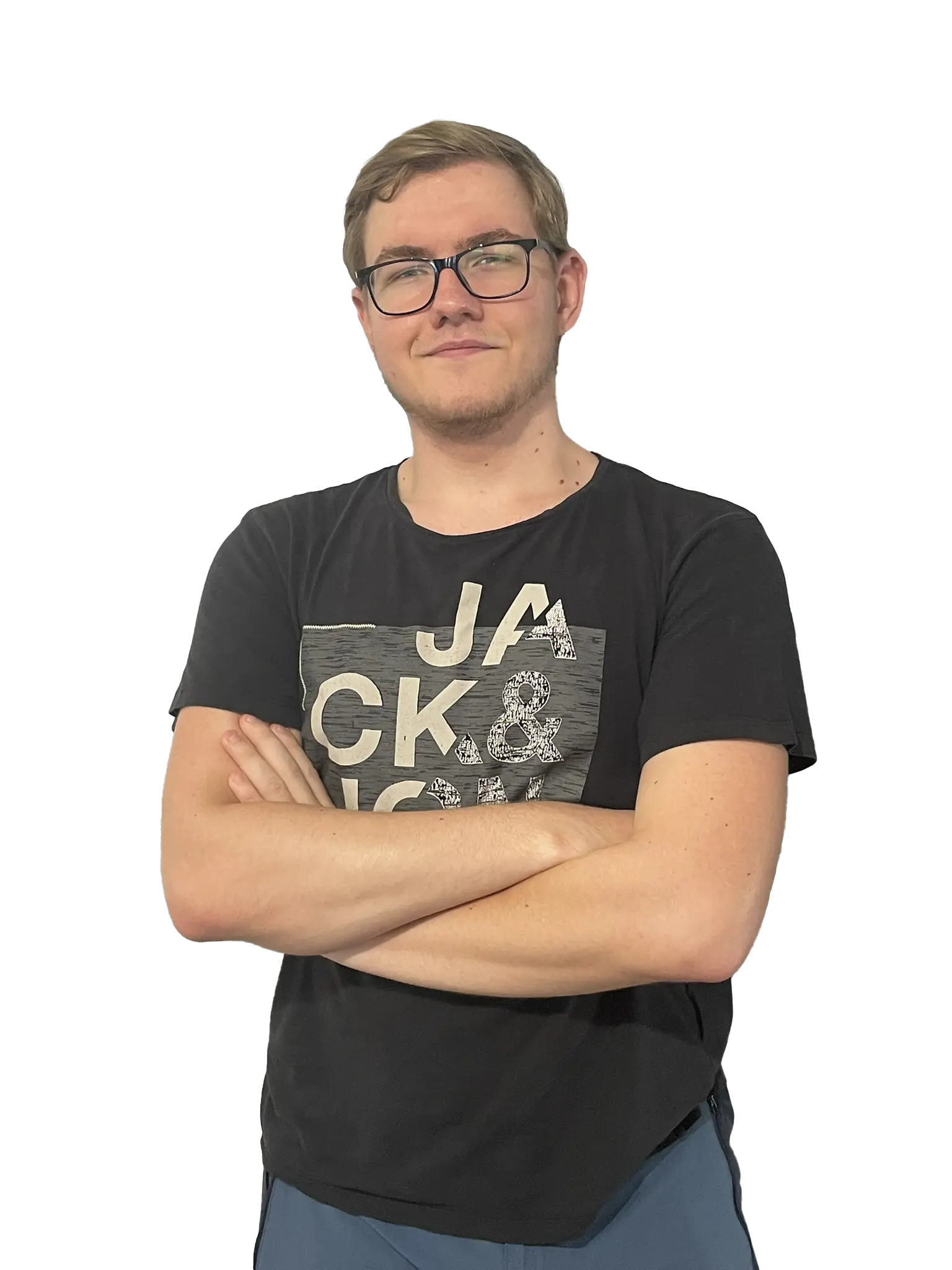 Photo de moi, portant un t-shirt noir et des lunettes, les bras croisés et regardant la caméra