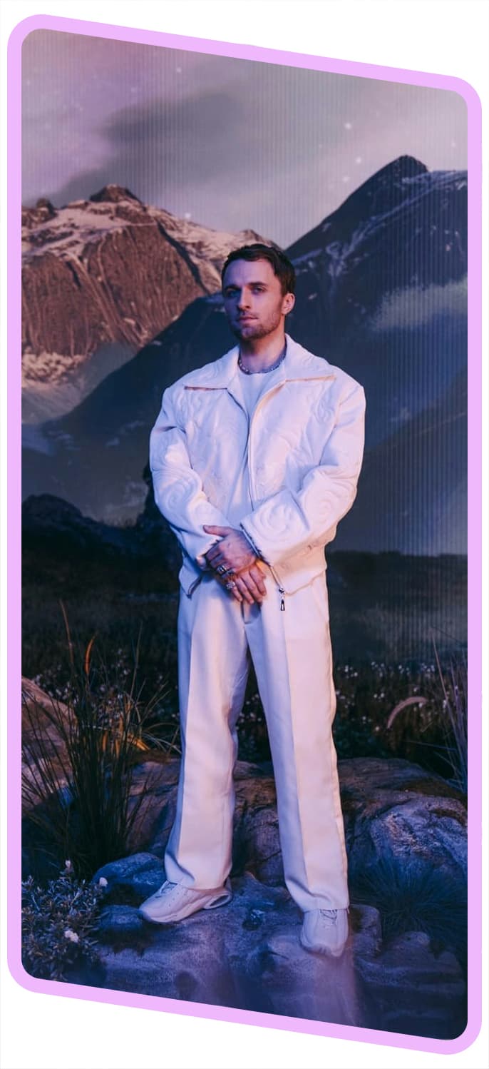 Squeezie en tenue blanche de Gentle Mates